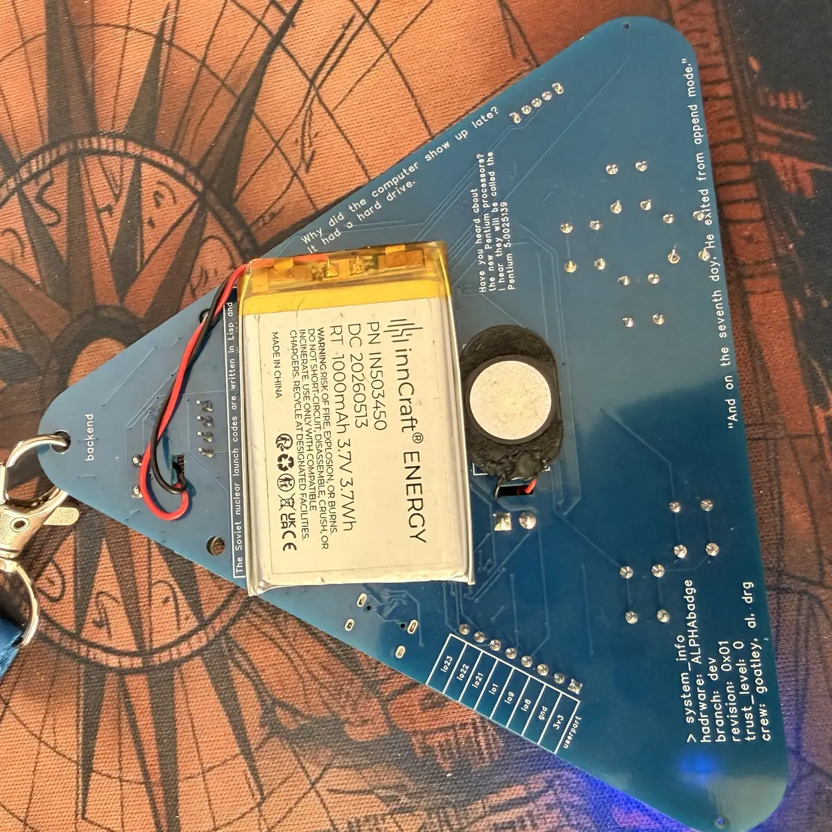 Tył badge'a Alphacon — bateria, buzzer i listwa userportu
